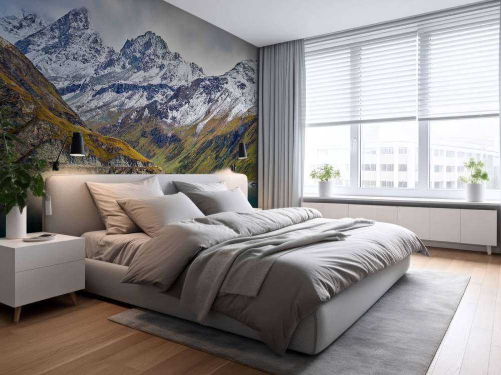 Berggipfel mit Schnee in der Nähe eines Bergsees