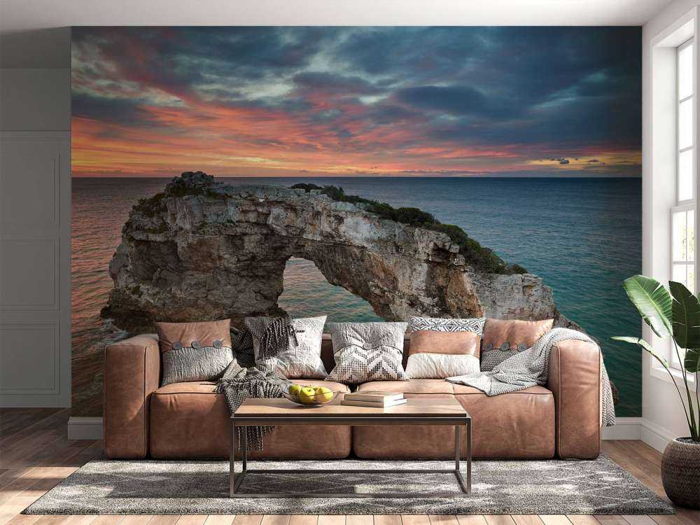 Gebogener Fels im Meer