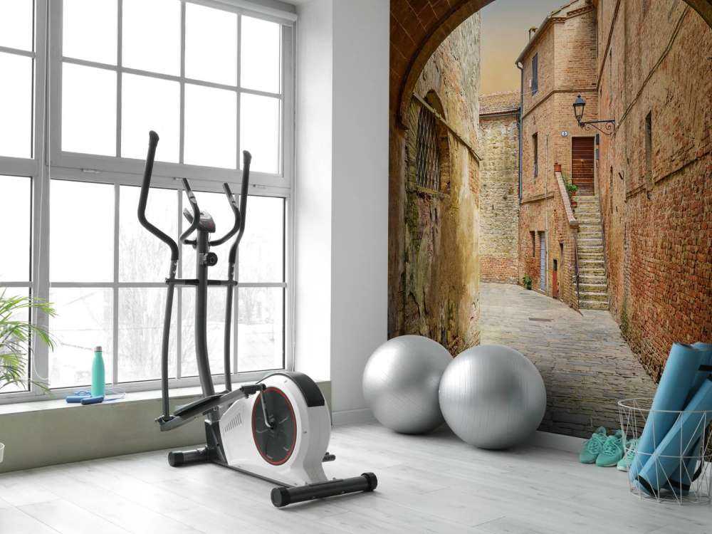 Schmale gewölbte Straße