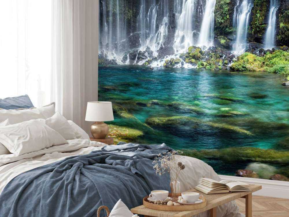 Wasserfallpanorama mit türkisblauem Wasser