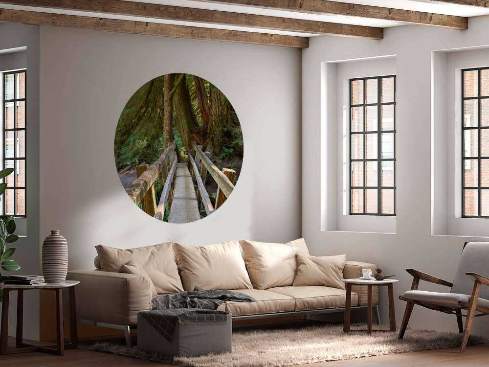 Holzbrücke durch den Wald 