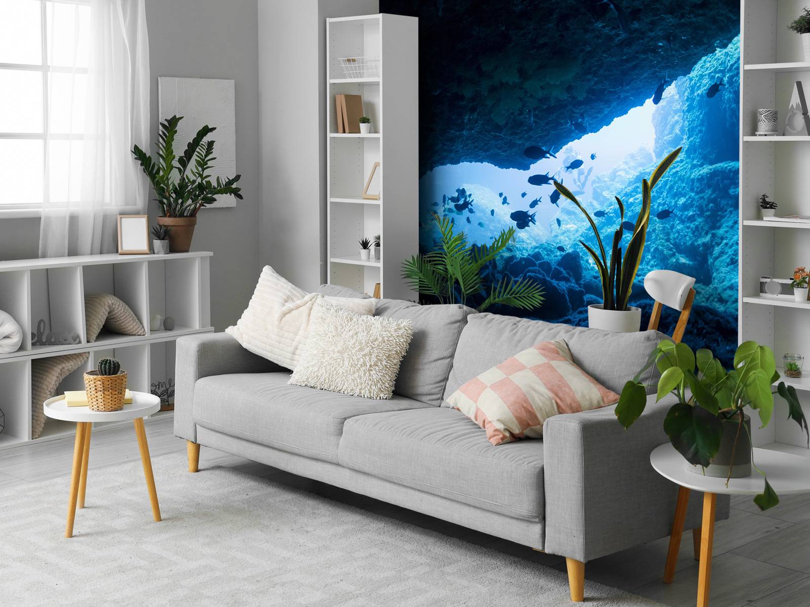 Enge Höhle mit Fischen