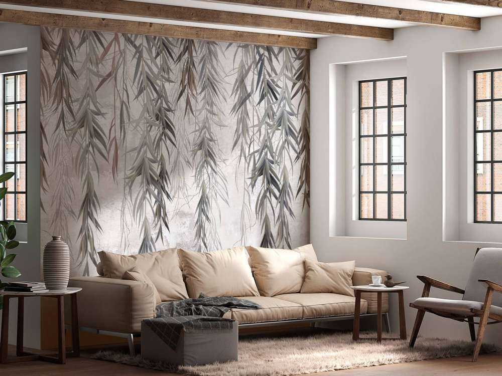 Hängende Äste über Beton