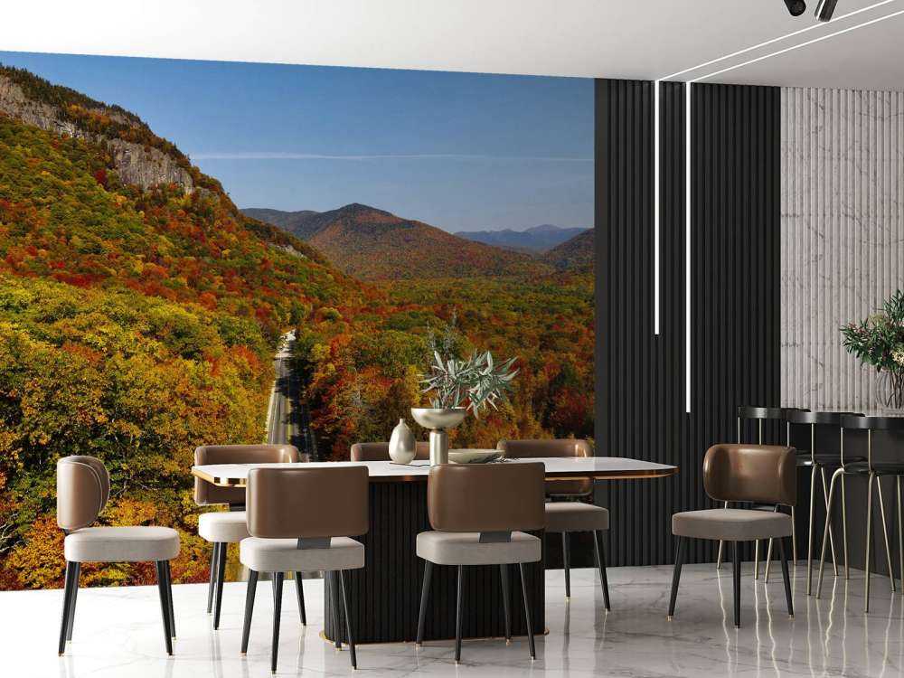 Straße durch Herbstlandschaft