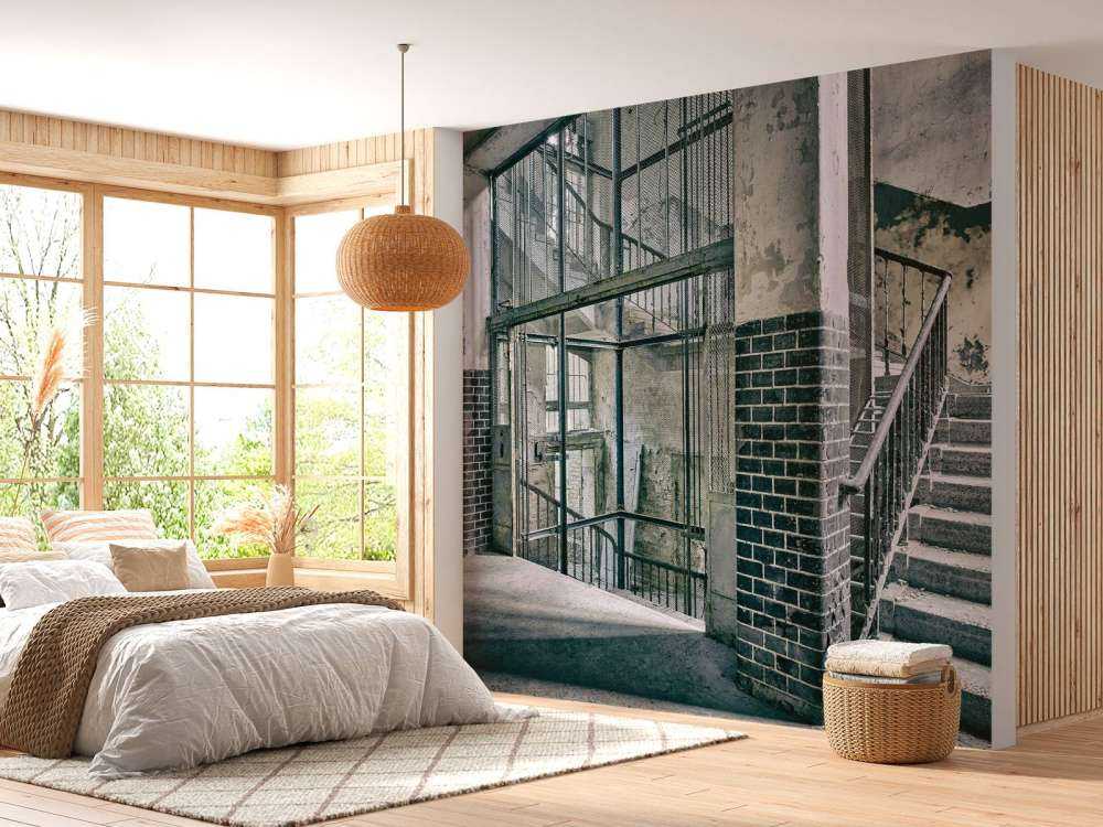 Alte Treppe und Aufzugsschacht