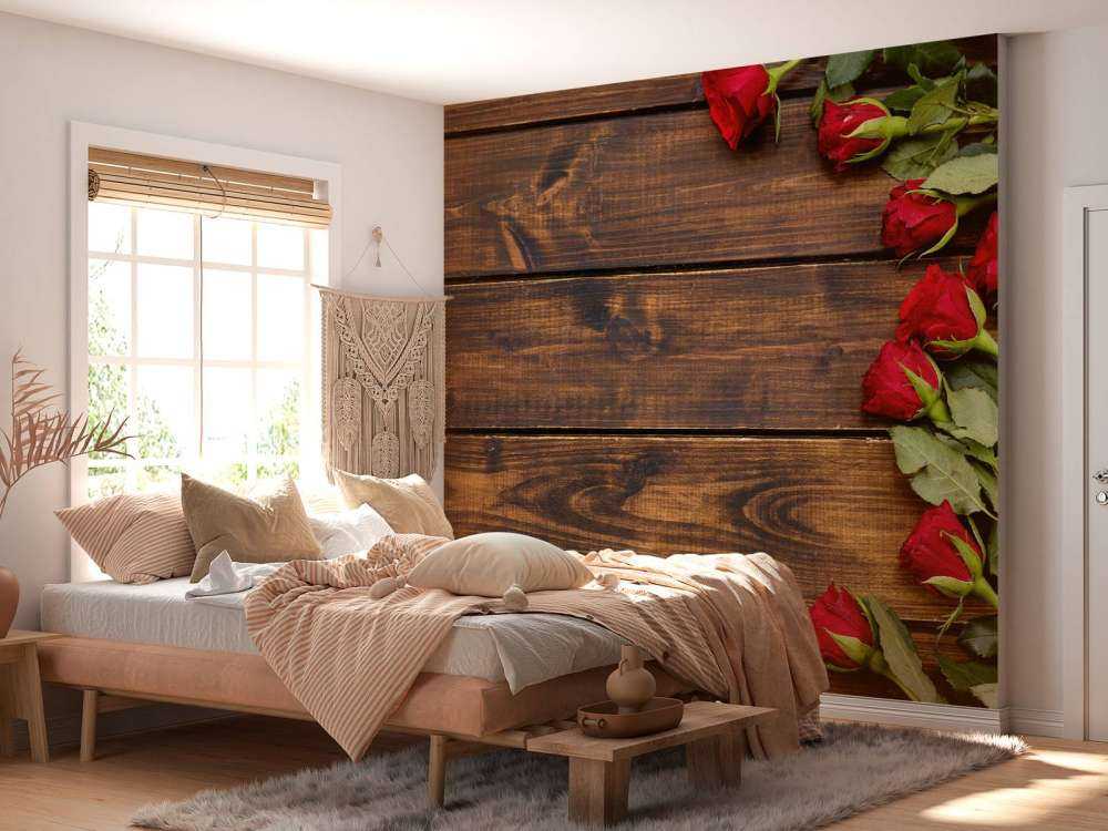 Rote Rosen auf Holz