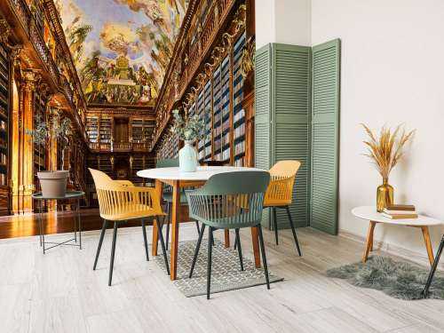 Historische Bibliothek in warmem Holz