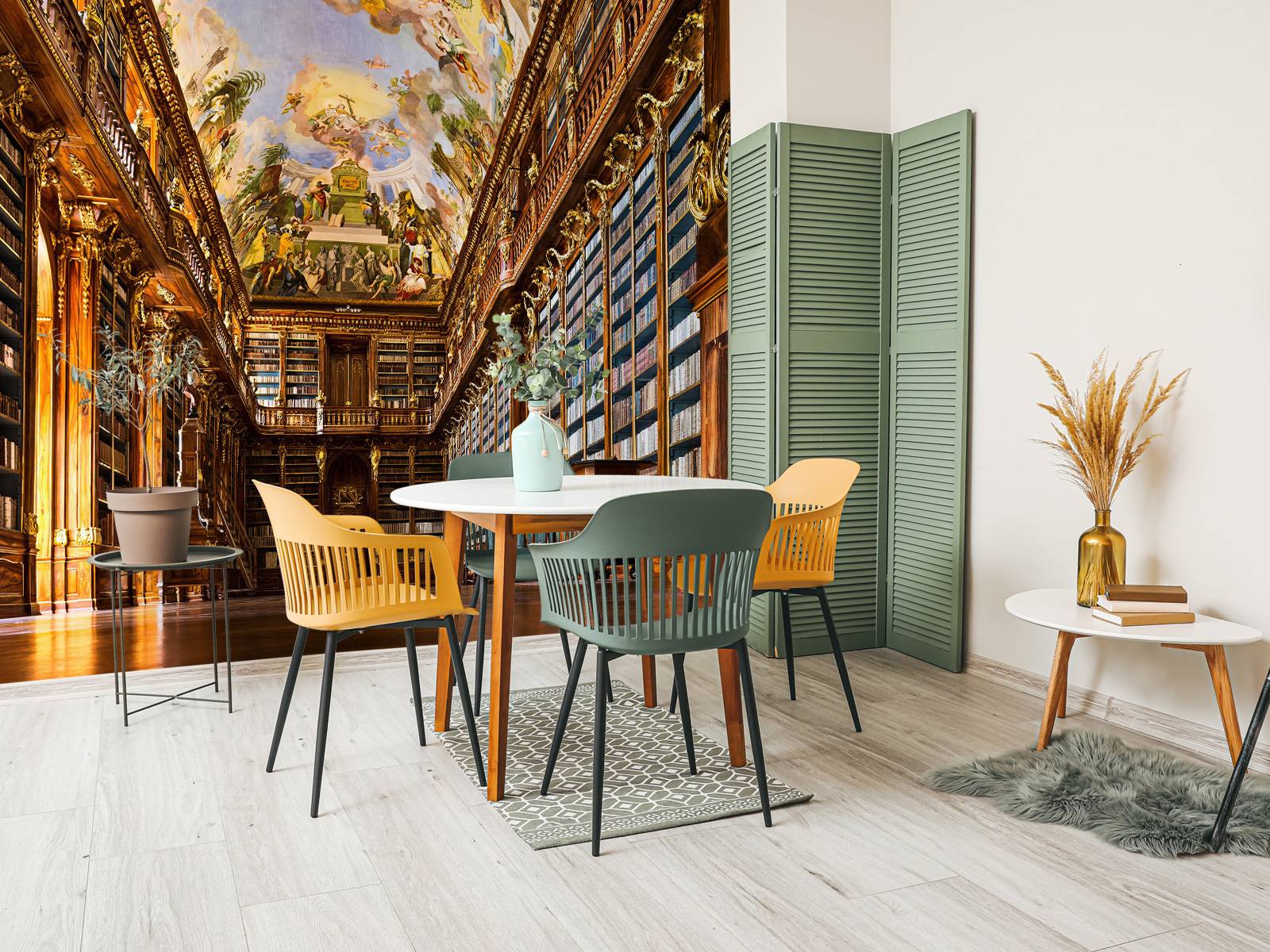 Historische Bibliothek in warmem Holz