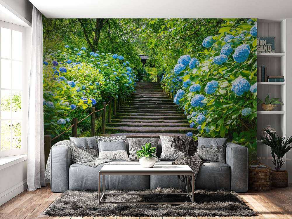 Treppe zwischen Hortensien