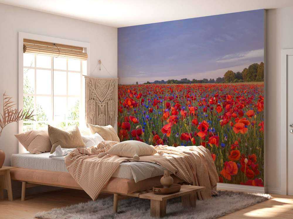 Blaue Blumen und rote Mohnblumen
