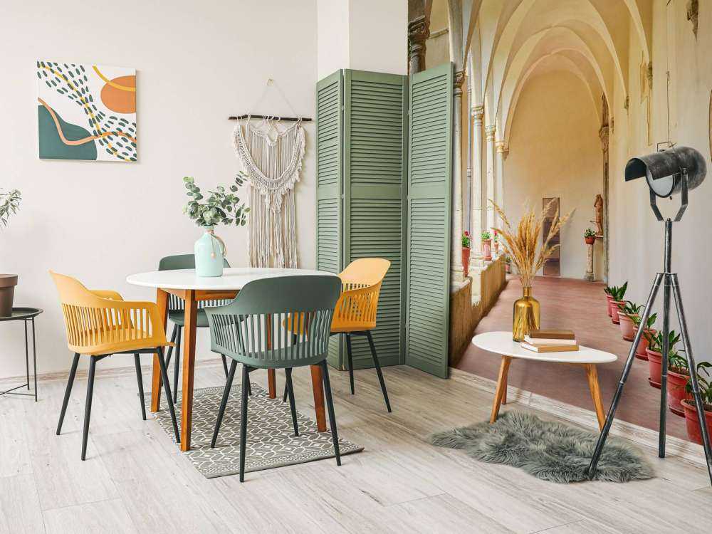 Innenhof mit Bögen und Pflanzen