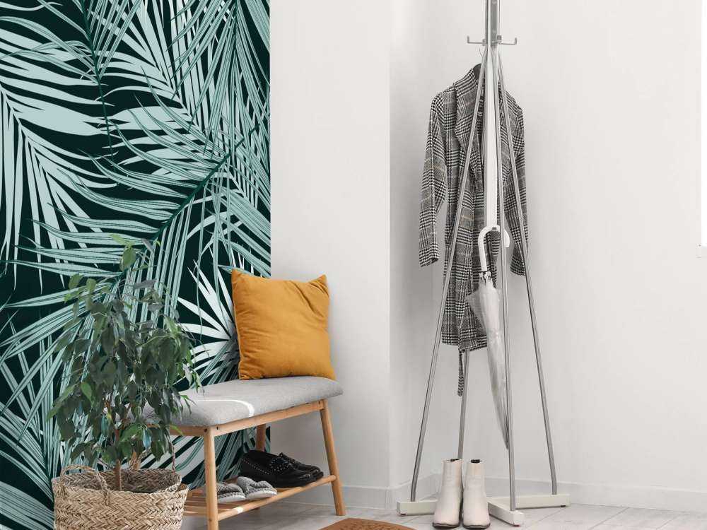 Tropische Blätter auf schwarzem Hintergrund