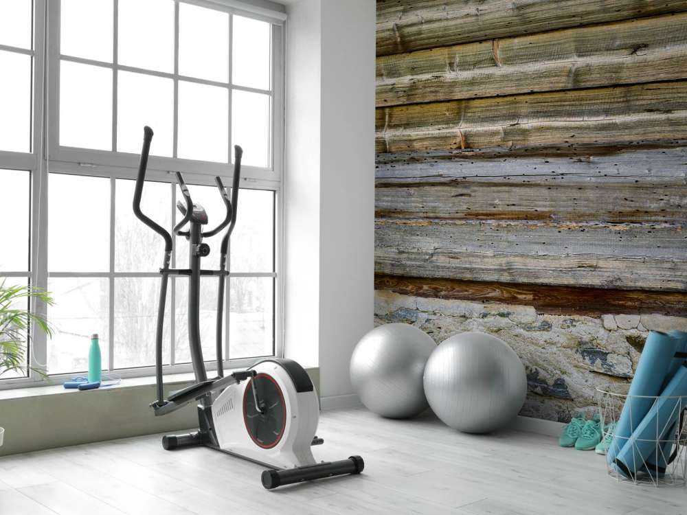 Verwittertes Holz auf Steinwand