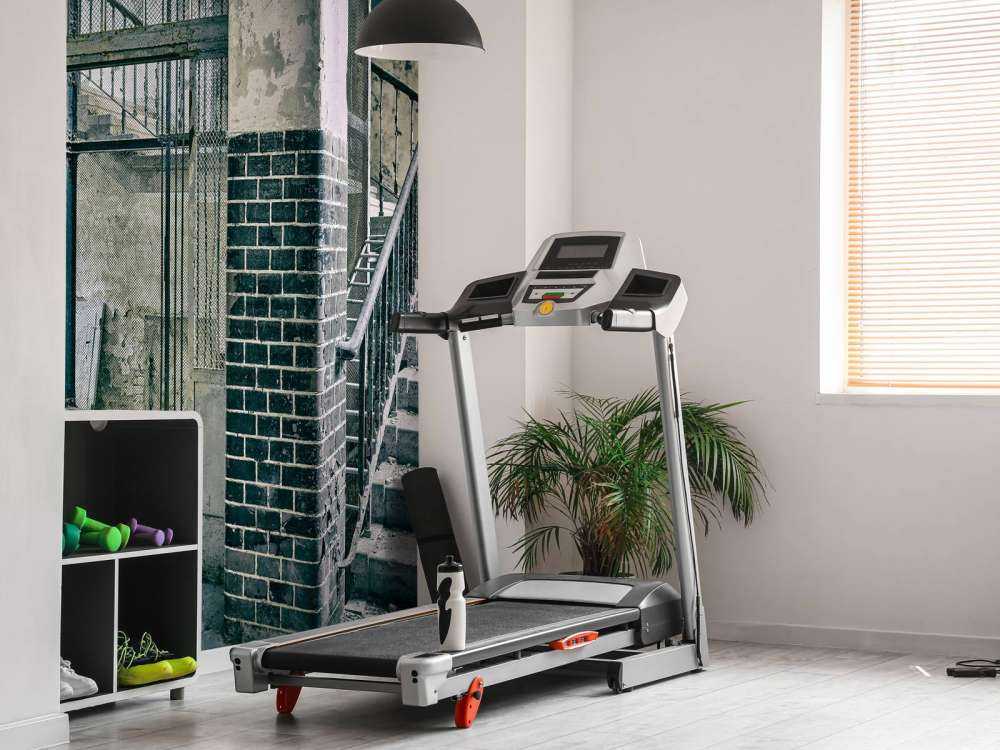 Alte Treppe und Aufzugsschacht