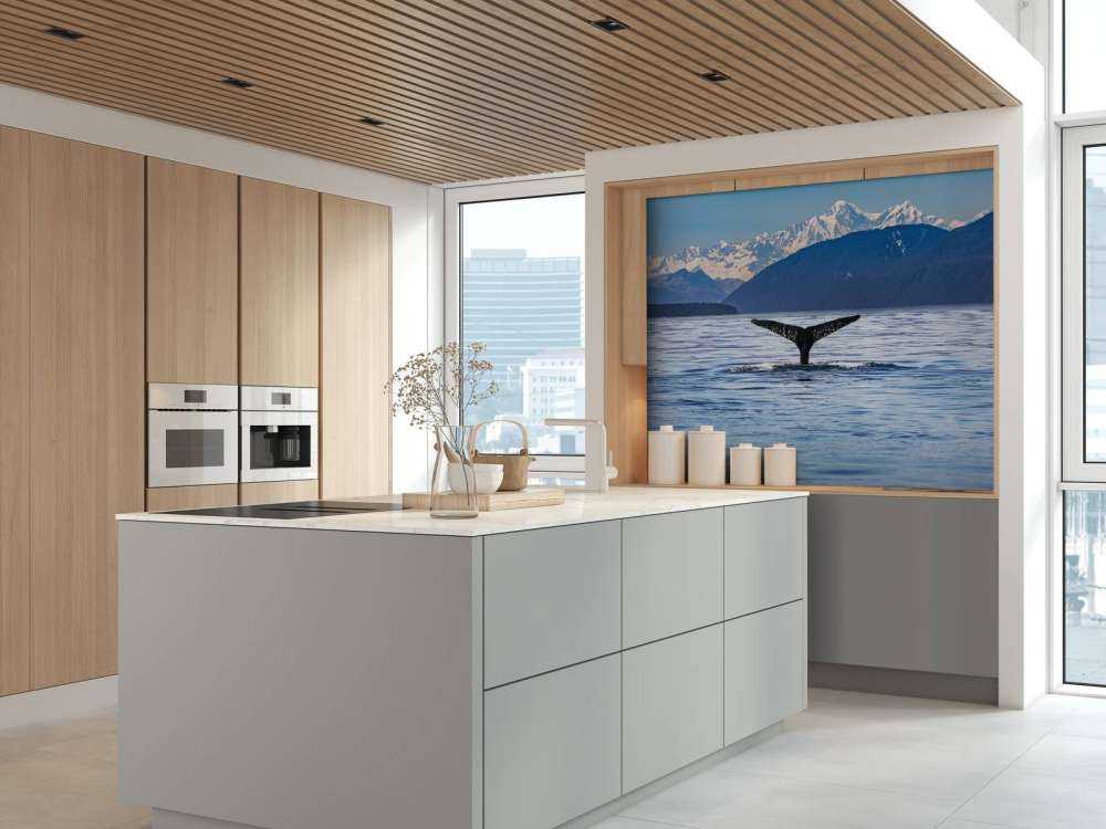 Tauchender Wal mit Bergen im Hintergrund