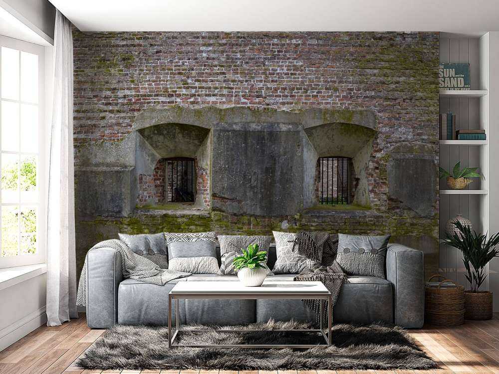 Verwitterte Wand mit 2 Nischen