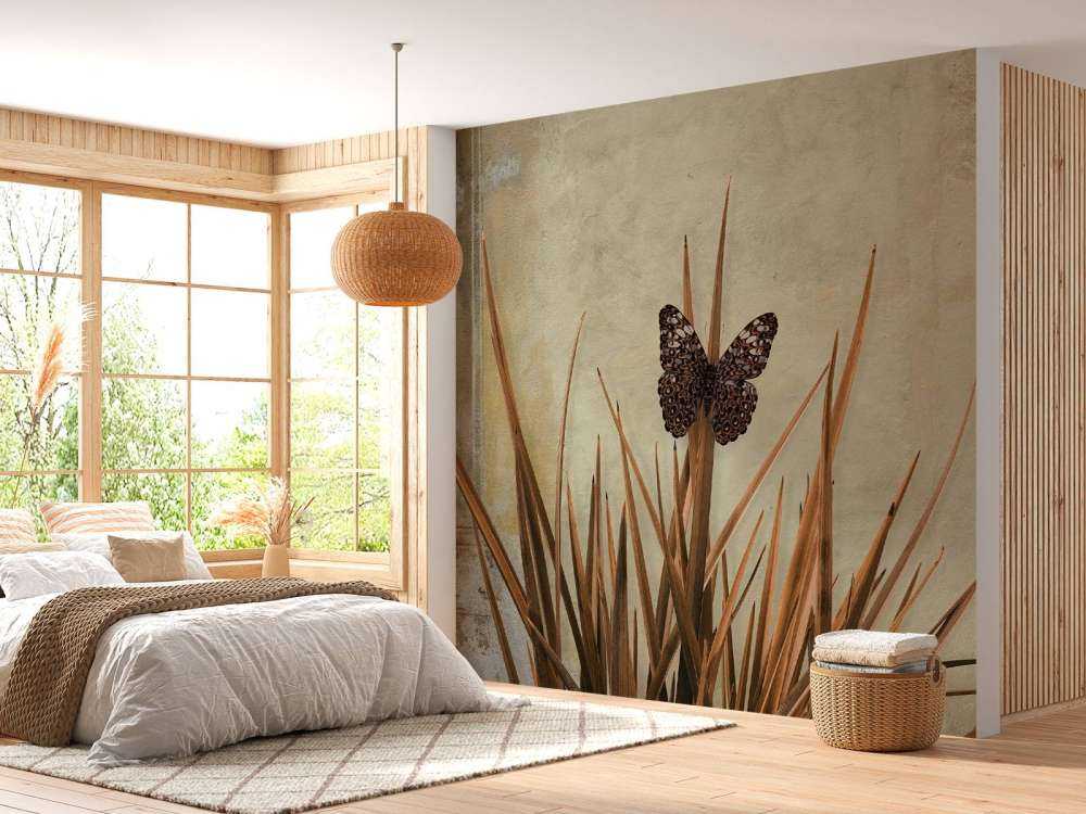 Schmetterling an einer alten Mauer