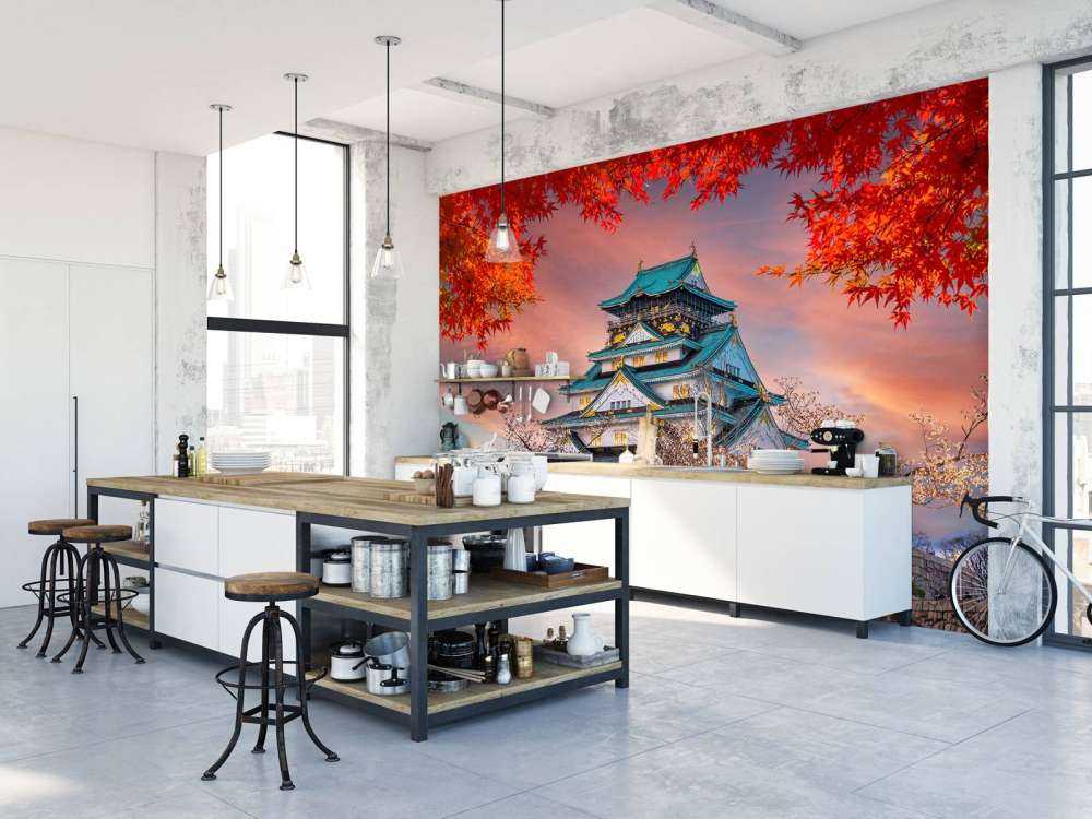 Die Burg von Osaka durch die Bäume