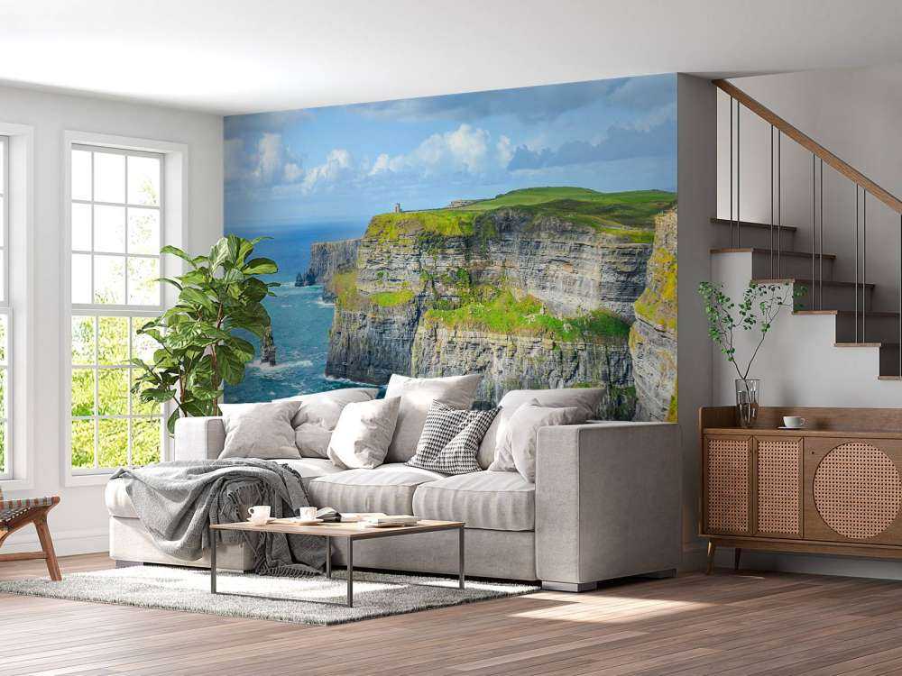 Hohe Klippe entlang des Meeres