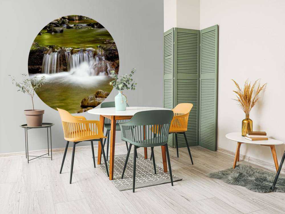 Detaillierter kleiner Wasserfall