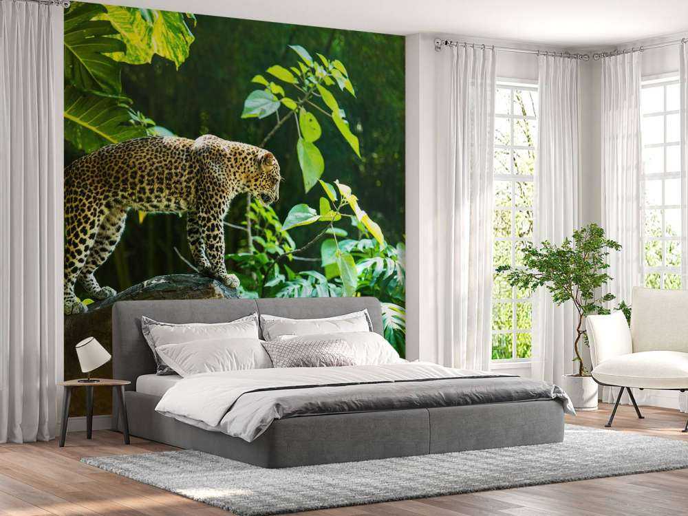 Leopard an einer Felswand