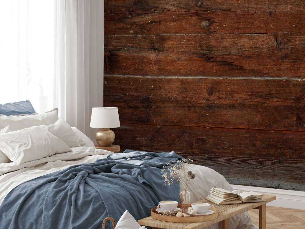 Verschiedene Bretter aus dunklem Holz