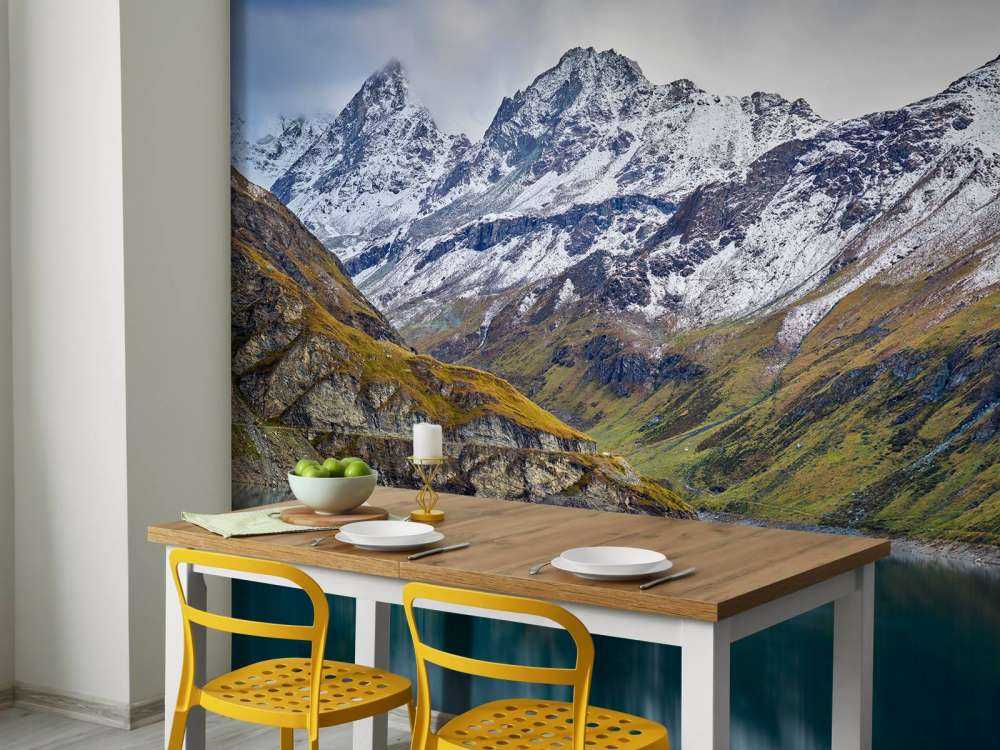 Berggipfel mit Schnee in der Nähe eines Bergsees