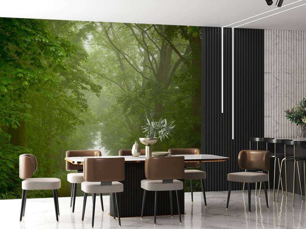 Grüner Wald mit nebligem Weg