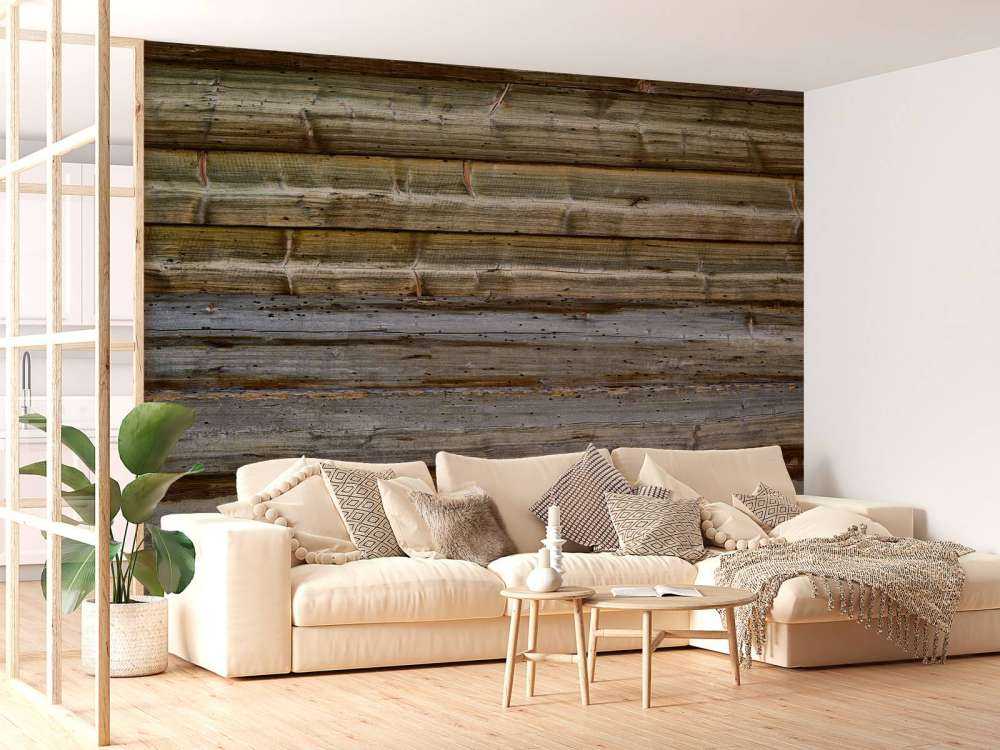 Verwittertes Holz auf Steinwand