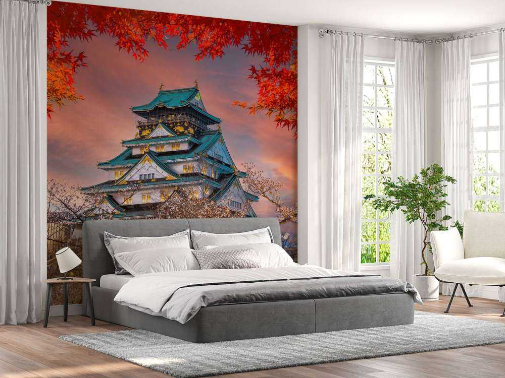 Die Burg von Osaka durch die Bäume