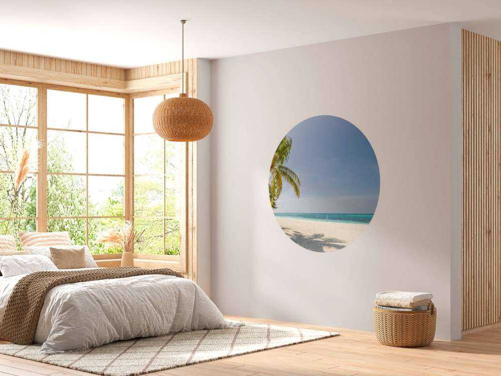 Tropischer Strand mit Schaukel