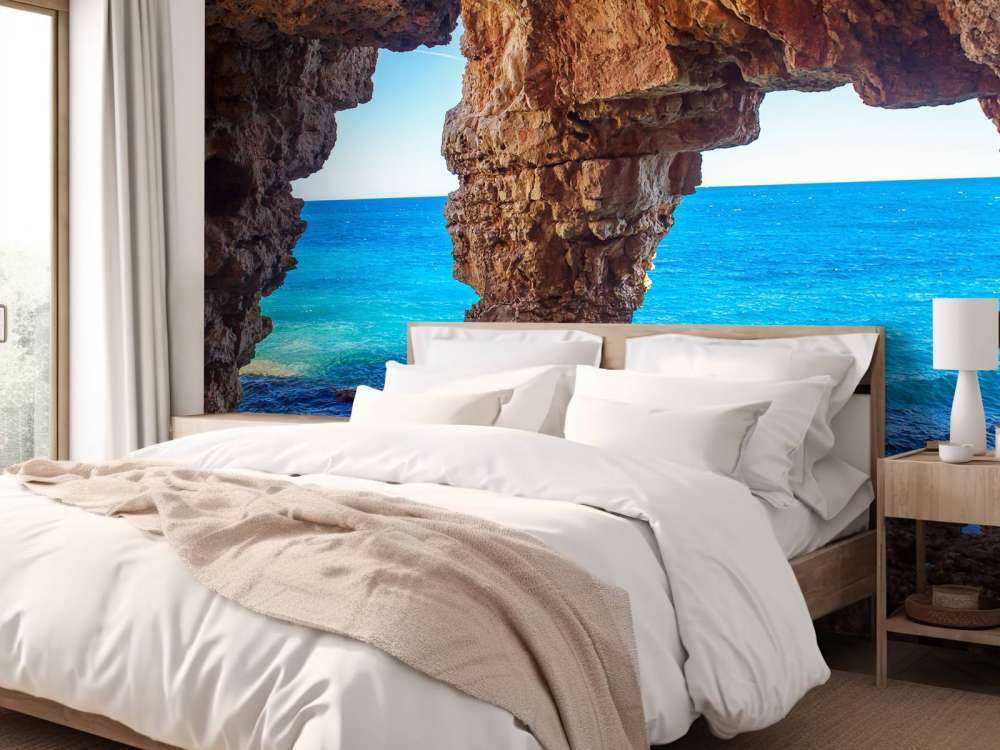 Höhle über dem Meer