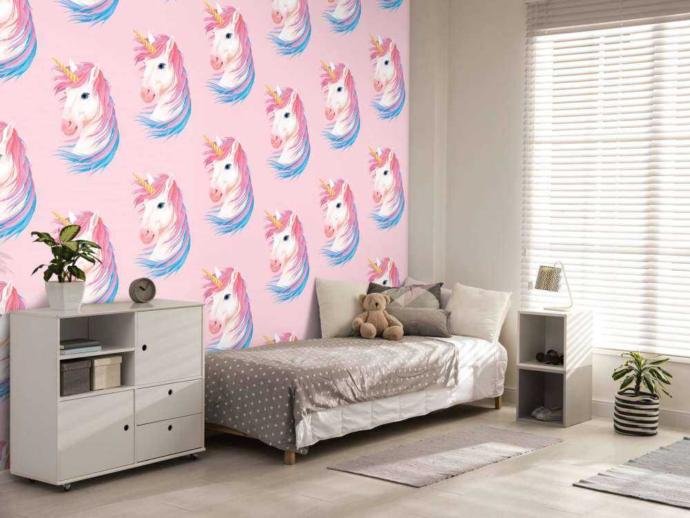 Weißes Einhorn mit goldenem Horn