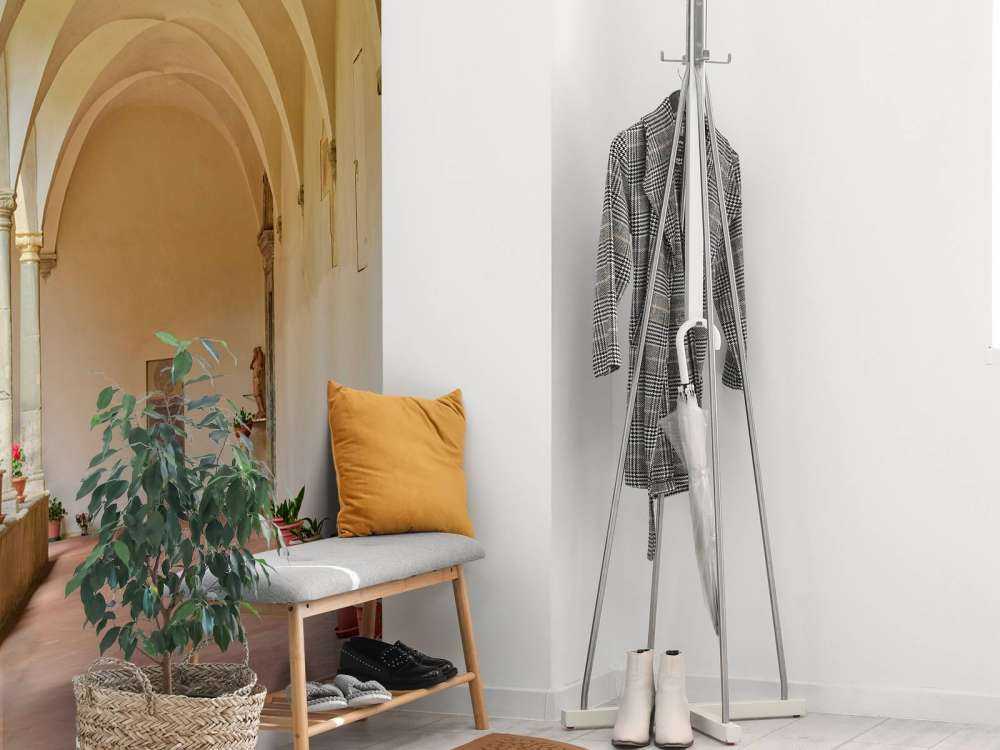 Innenhof mit Bögen und Pflanzen