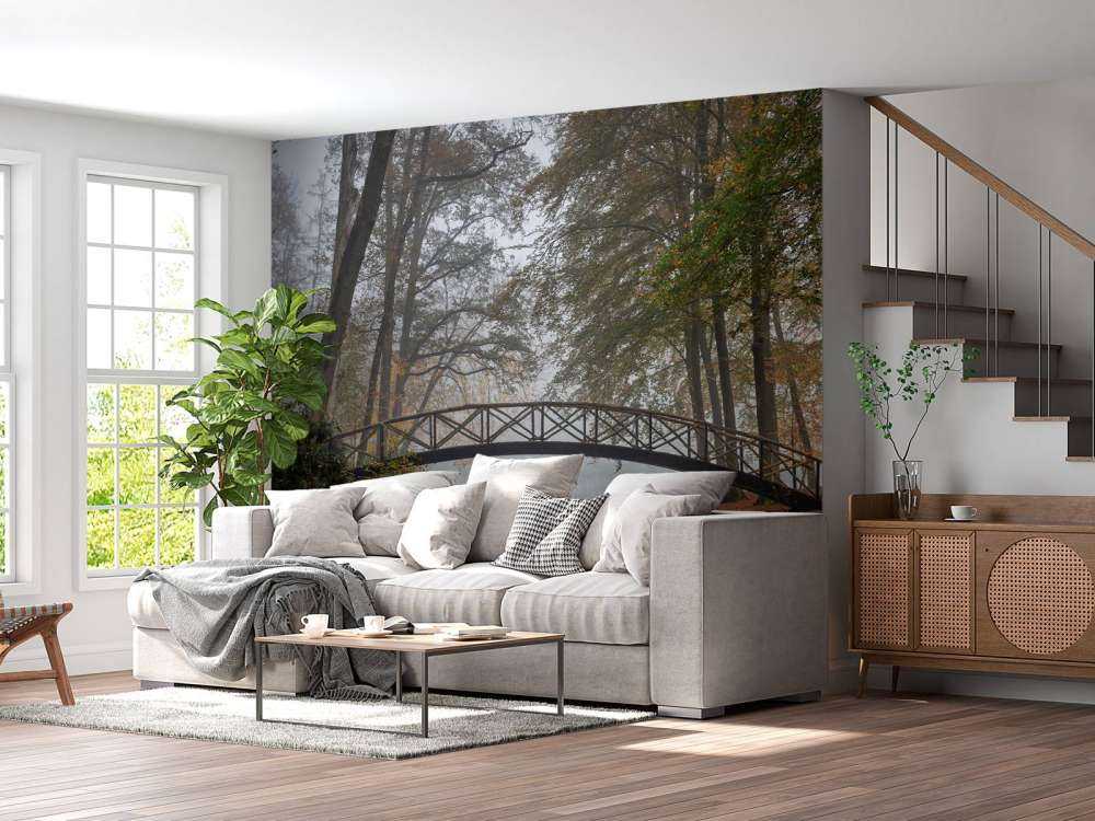 Brücke zwischen den Bäumen
