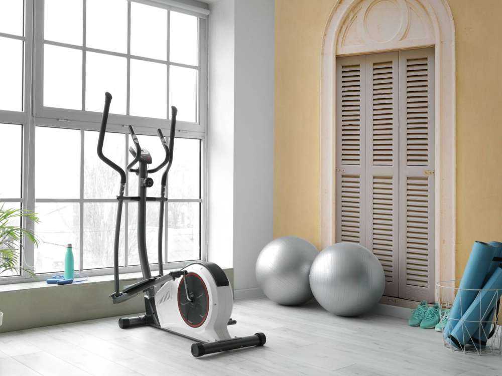 Fenster mit hölzernen Fensterläden auf gelber Wand