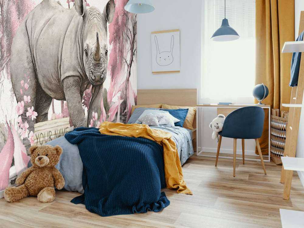 Baby-Nashorn in der Savanne rosa