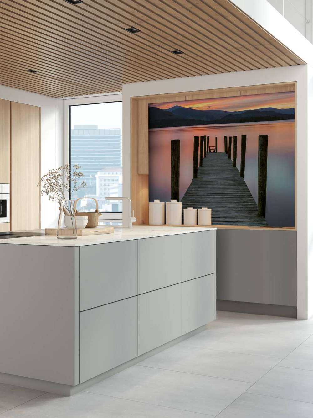 Steg bei rosa Sonnenuntergang