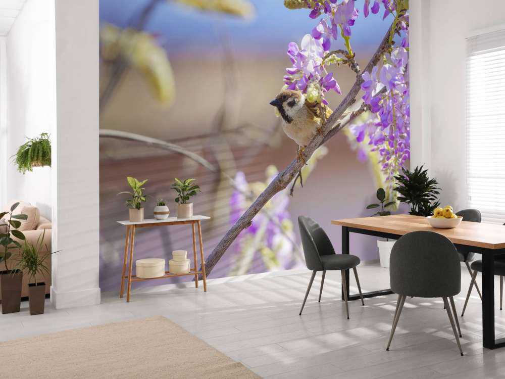 Spatz und lila Blumen