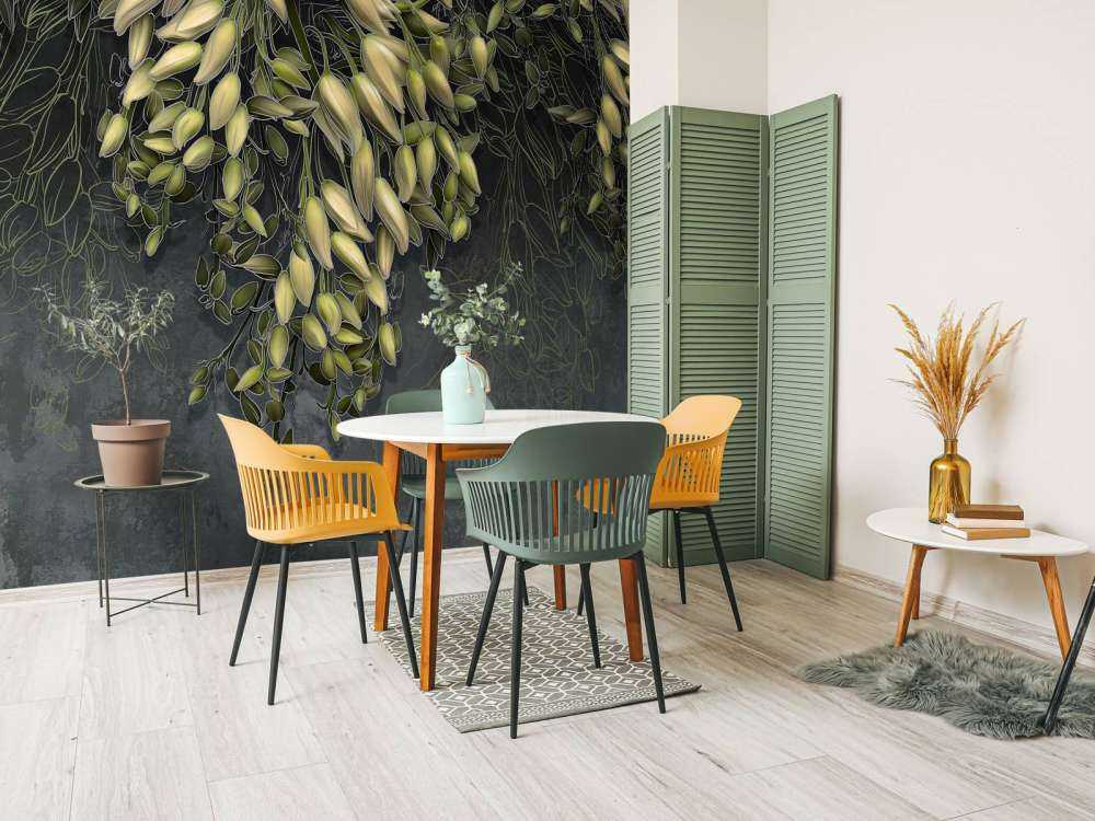 Weiße Blütenkelche auf dunkelgrauer Betonstruktur