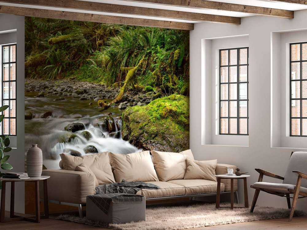 Grüner Felsen mit Fluss 