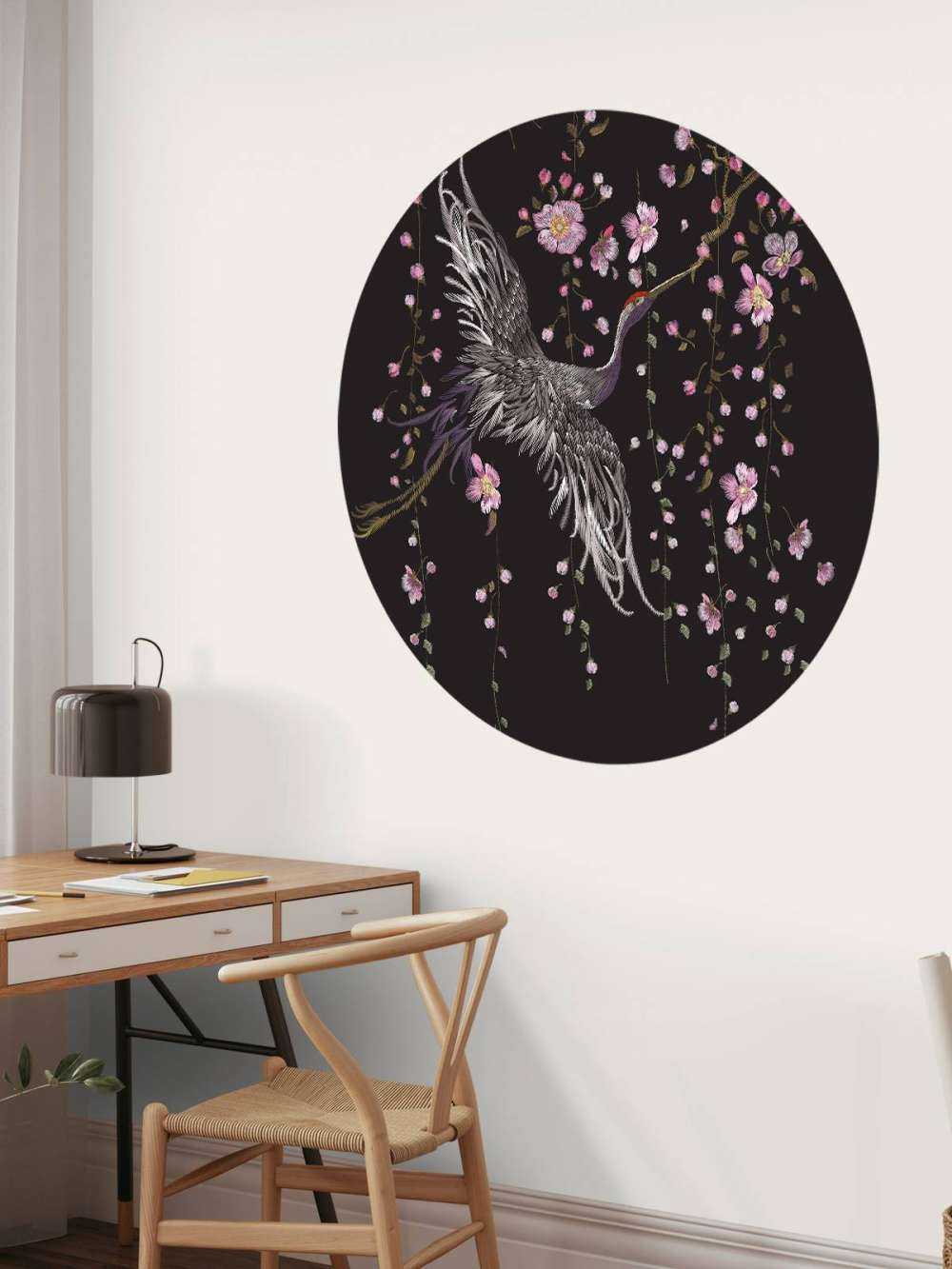 Kraniche mit rosa Blumen