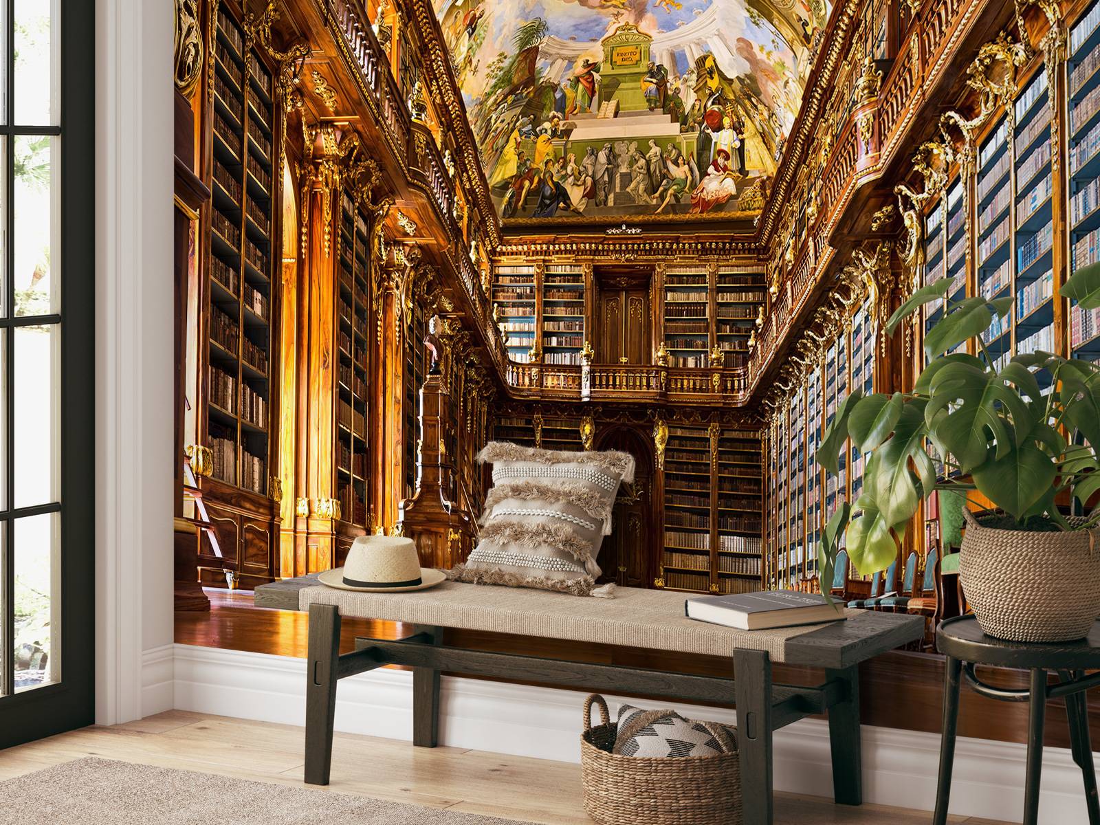 Historische Bibliothek in warmem Holz