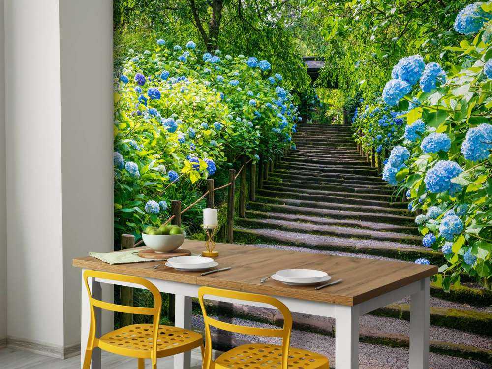 Treppe zwischen Hortensien