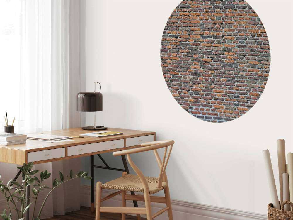 Restaurierte alte Backsteinmauer