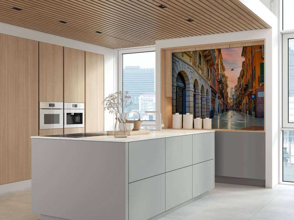 Einkaufsstraße bei Sonnenaufgang