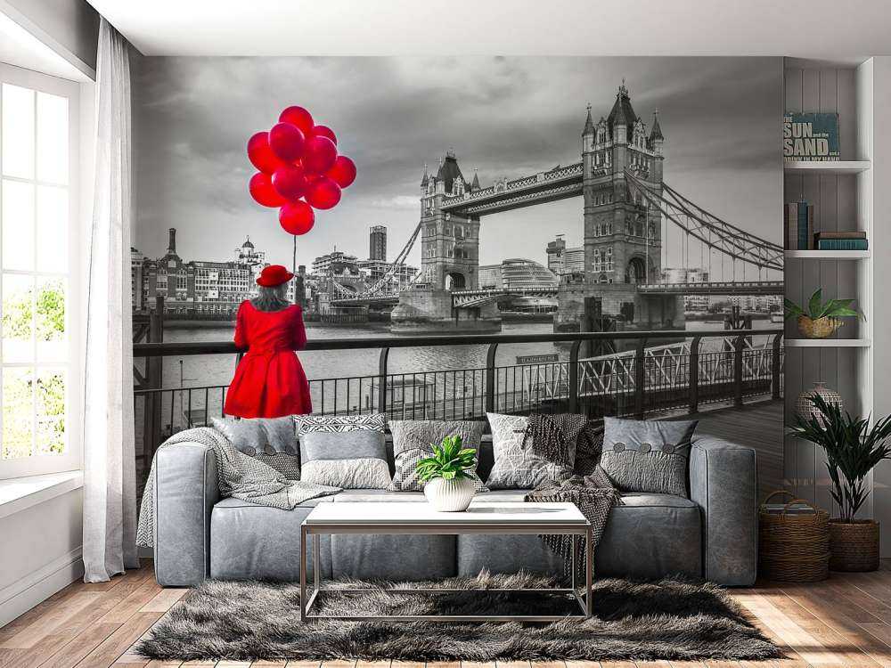 Frau an der Tower Bridge