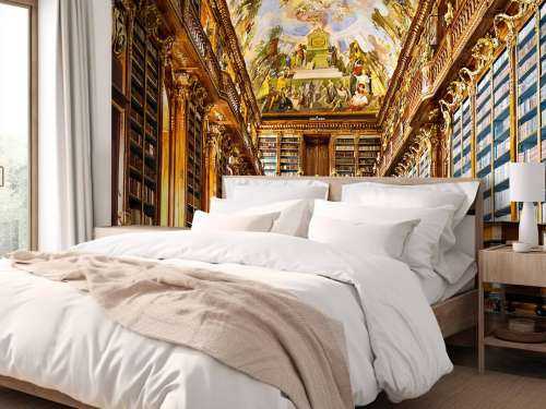 Historische Bibliothek in warmem Holz