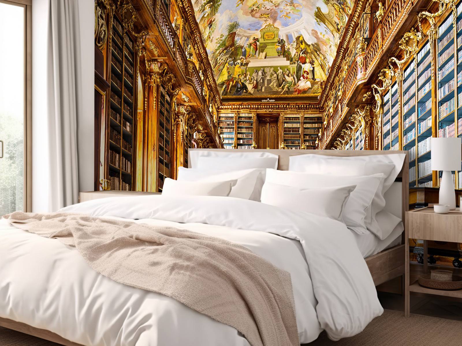 Historische Bibliothek in warmem Holz