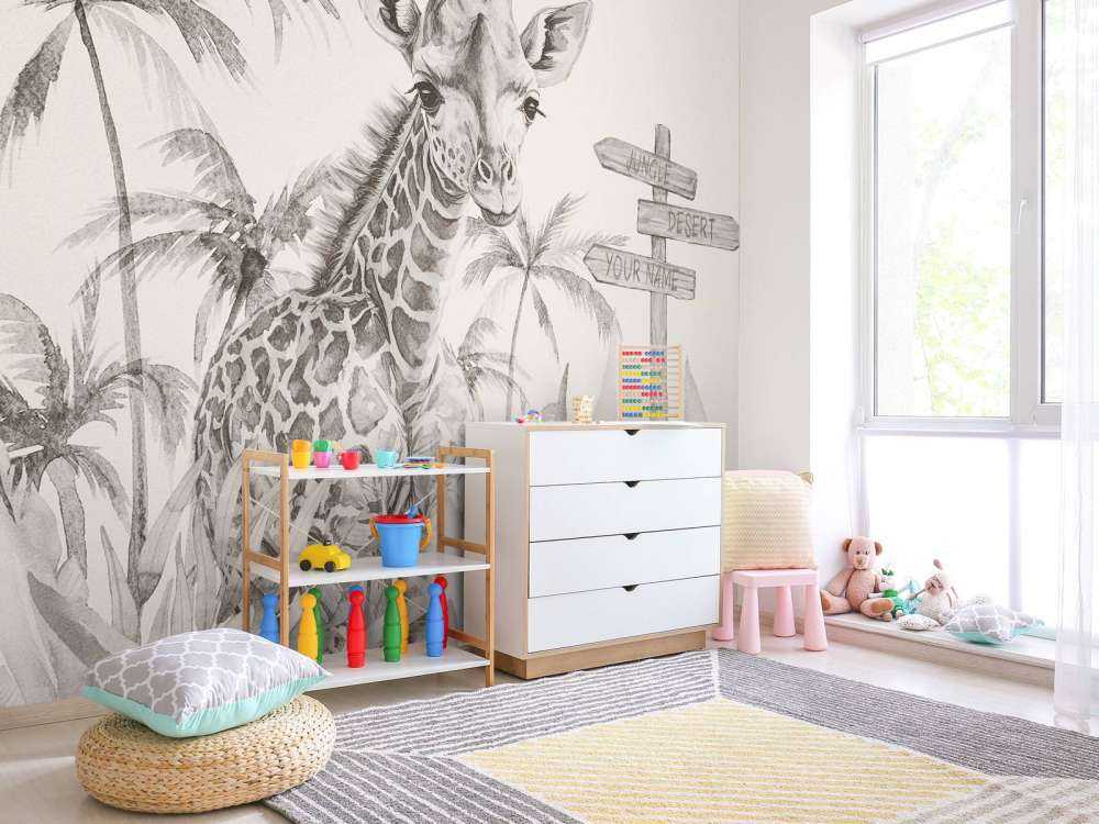 Baby Giraffe im Dschungel beige